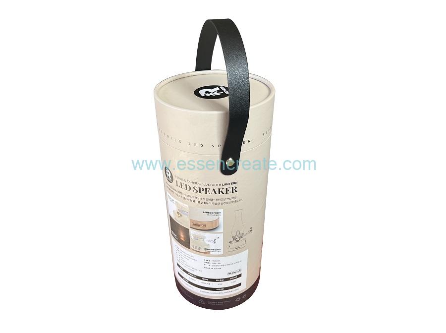 Tubo de papel con mango de cuero. Tubo de papel con mango de cuero.