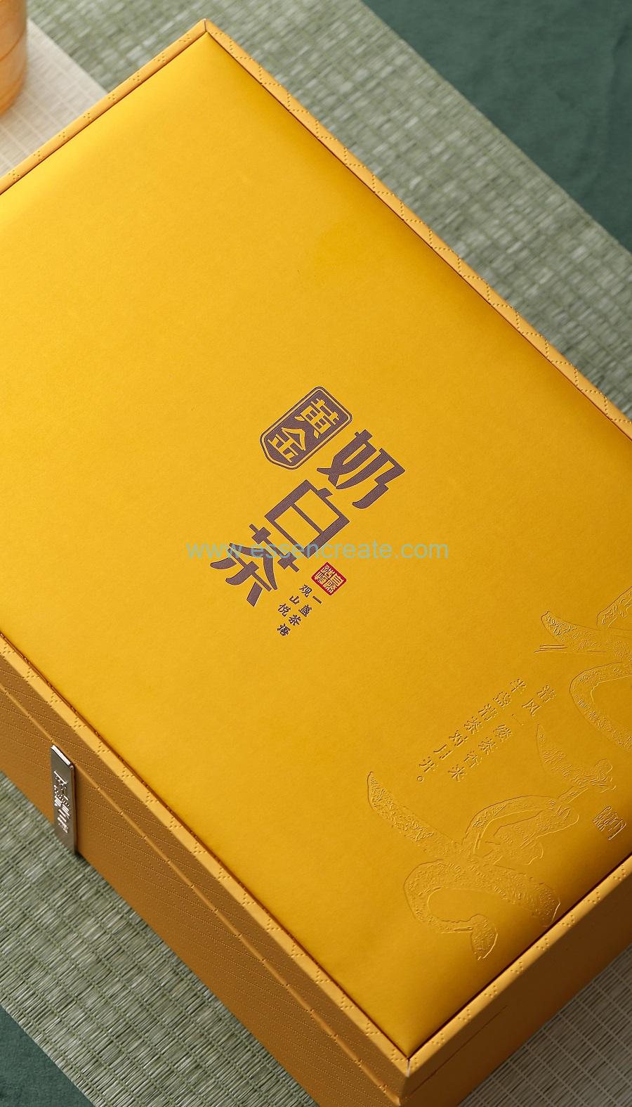 Caja y bolso ovalados de joyería de cuero.