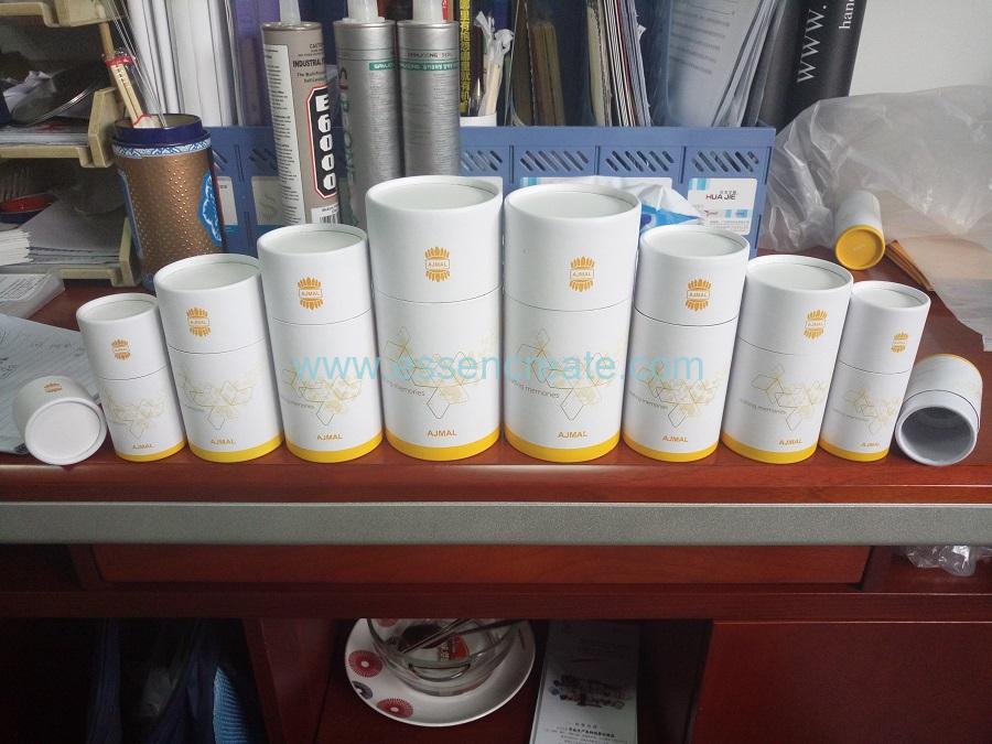 taza de café de papel con forma de lata