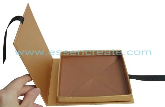 Caja de regalo plegable con cierre de cinta.