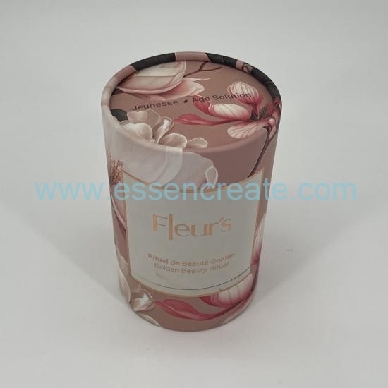 Tubos de papel con flores rosas